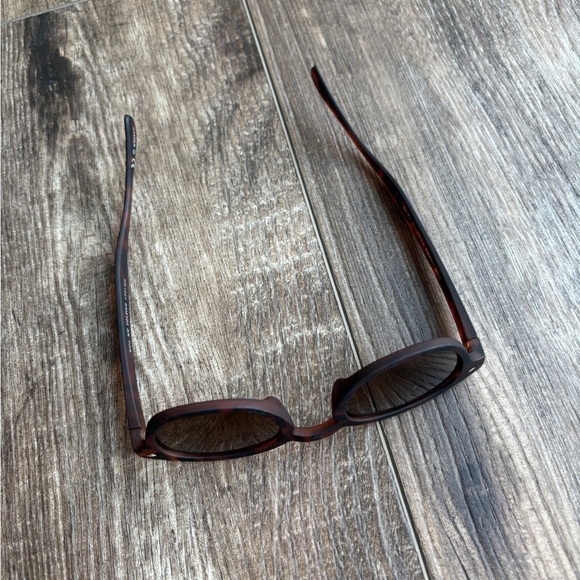 NEW Steve Madden Reading Sunglasses 100% UVA-UVB Lens Protection +2.00 - Picture 4 of 6